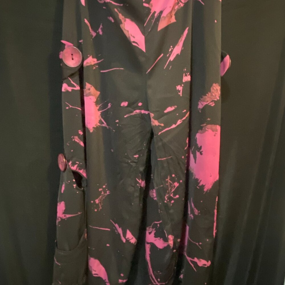 Red Coral Paint Splatter Capri Pants – Retro Pink & Black High-Waist Capris S/M